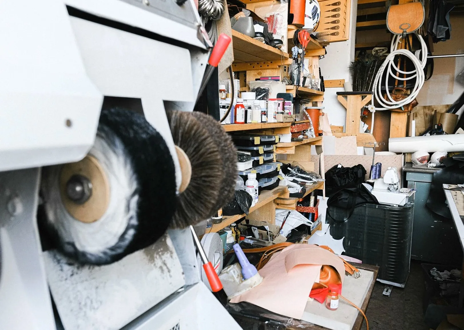 工具や部品が棚に並ぶ作業場